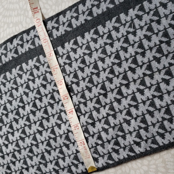 Michael Kors Signature Gray Scarf - Picture 6 of 7